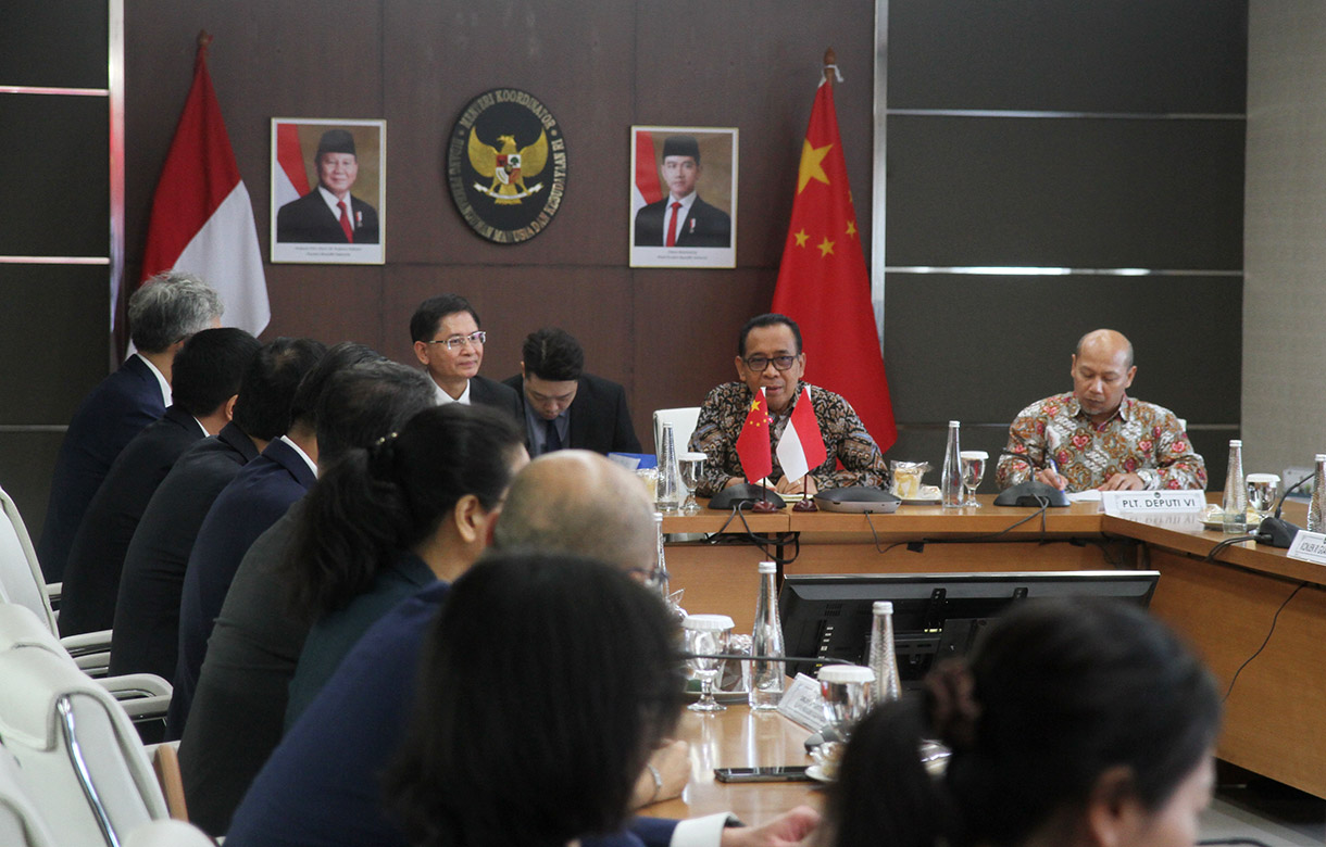 Menteri Koordinator Bidang Pembangunan Manusia dan Kebudayaan (Menko PMK) Pratikno (kanan) menerima kunjungan resmi dari Gubernur Guangxi China Lan Tianli (kiri) di Gedung Kemenko PMK, Jakarta Pusat, Kamis (28/11/2024).(BeritaNasional.com/Oke Atmaja)