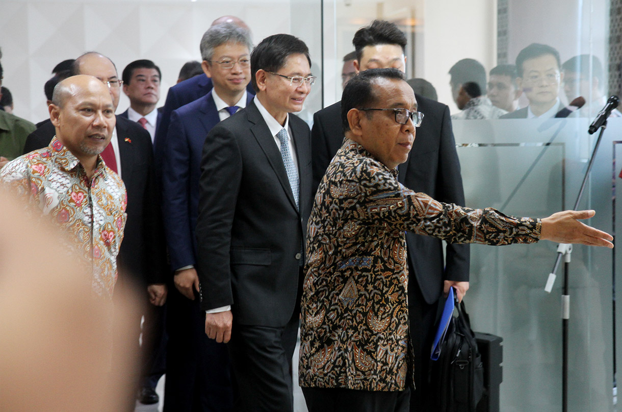 Menteri Koordinator Bidang Pembangunan Manusia dan Kebudayaan (Menko PMK) Pratikno (kanan) menerima kunjungan resmi dari Gubernur Guangxi China Lan Tianli (kiri) di Gedung Kemenko PMK, Jakarta Pusat, Kamis (28/11/2024).(BeritaNasional.com/Oke Atmaja)