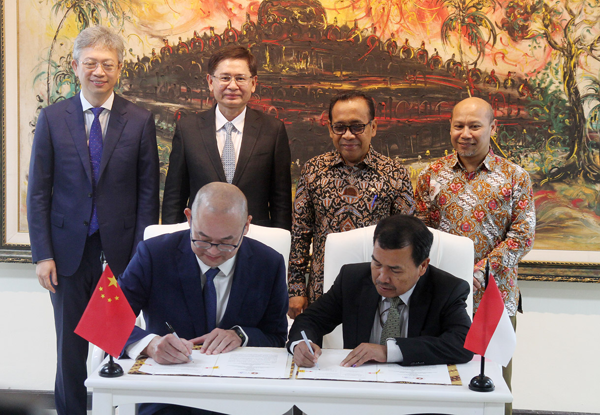 Menteri Koordinator Bidang Pembangunan Manusia dan Kebudayaan (Menko PMK) Pratikno (kanan) menerima kunjungan resmi dari Gubernur Guangxi China Lan Tianli (kiri) di Gedung Kemenko PMK, Jakarta Pusat, Kamis (28/11/2024).(BeritaNasional.com/Oke Atmaja)