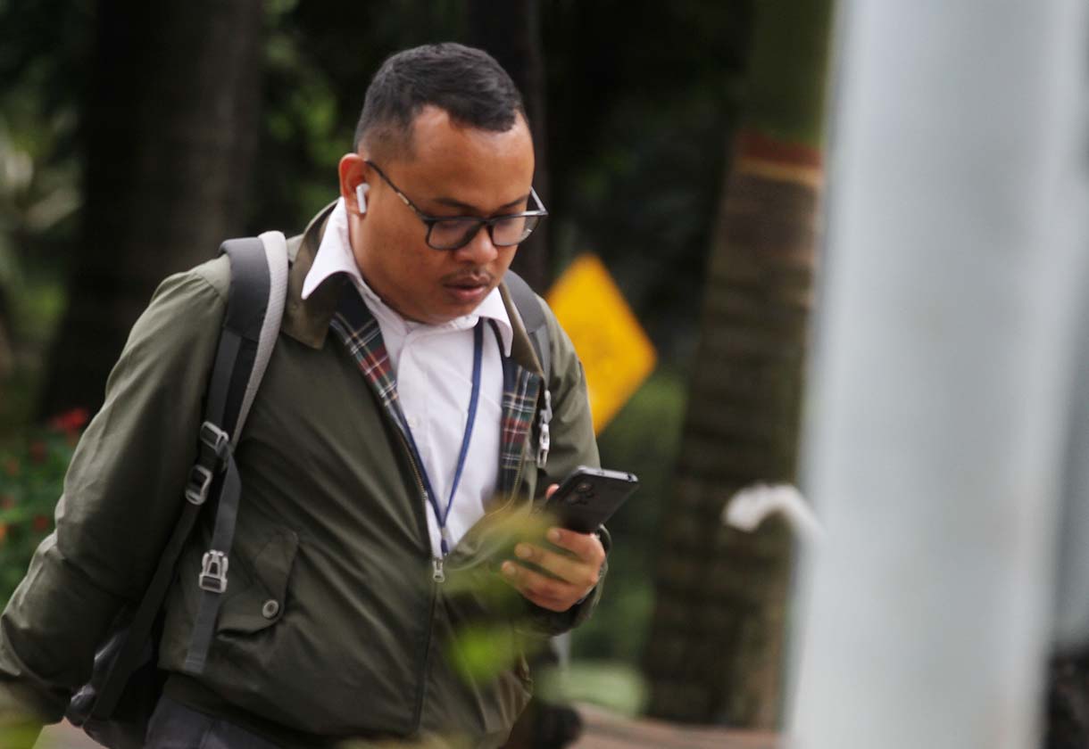 Pekerja melintas di jalan Jenderal Sudirman, Jakarta, Kamis (15/5/2025).  (Beritanasional.com/oke Atmaja)