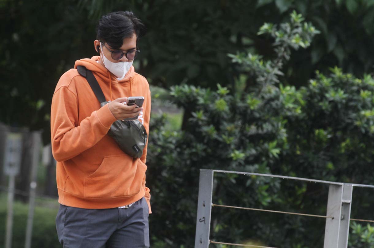 Pekerja melintas di jalan Jenderal Sudirman, Jakarta, Kamis (15/5/2025).  (Beritanasional.com/oke Atmaja)