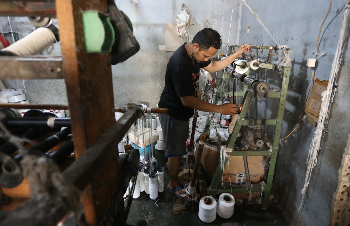 Pekerja memintal benang di Karta Ajies Garment, Kebayoran Lama, Jakarta, Jumat (17/4/2026).(Beritanasional.com/Oke Atmaja)