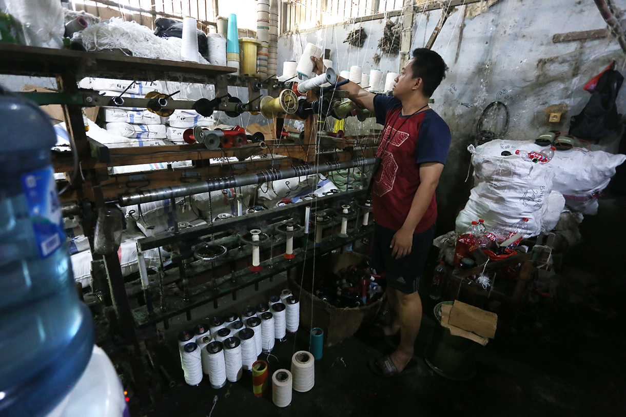 Pekerja memintal benang di Karta Ajies Garment, Kebayoran Lama, Jakarta, Jumat (17/4/2026).(Beritanasional.com/Oke Atmaja)