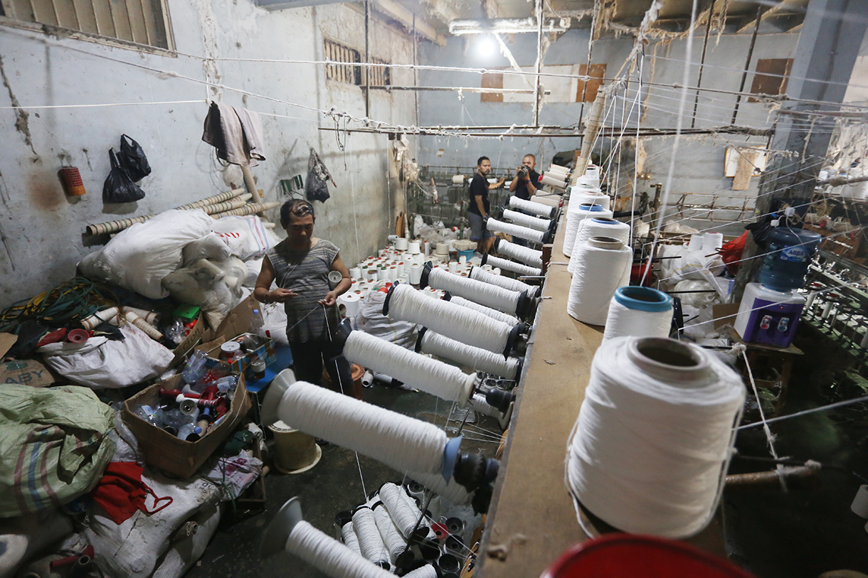 Pekerja memintal benang di Karta Ajies Garment, Kebayoran Lama, Jakarta, Jumat (17/4/2026).(Beritanasional.com/Oke Atmaja)
