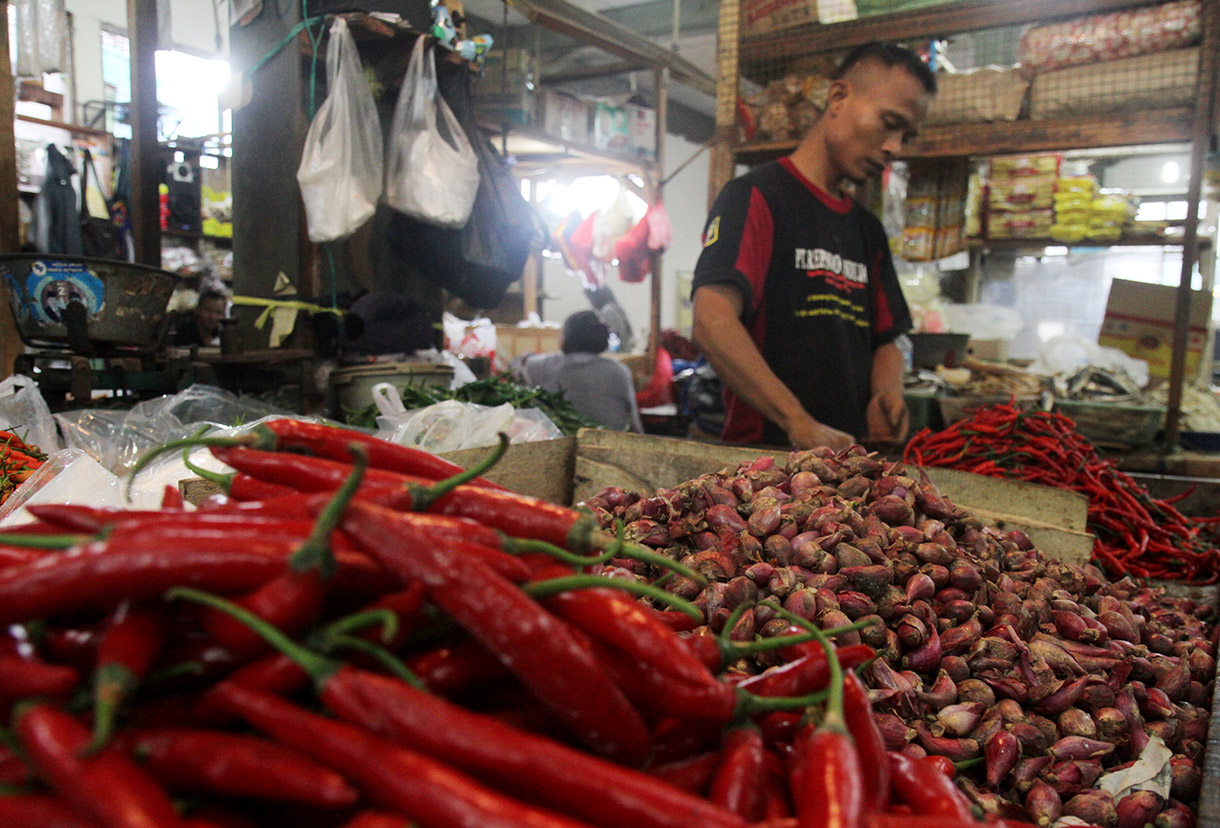 Pedagang memilah bawang merah di Pasar Rumput, Jakarta, Sabtu (4/1/2025). (BeritaNasional.com/Oke Atmaja)