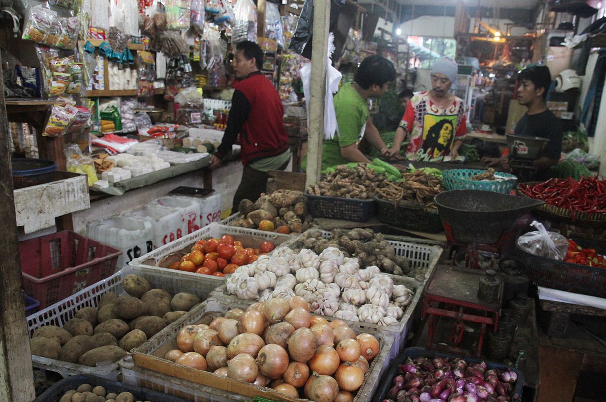 Pedagang memilah bawang merah di Pasar Rumput, Jakarta, Sabtu (4/1/2025). (BeritaNasional.com/Oke Atmaja)