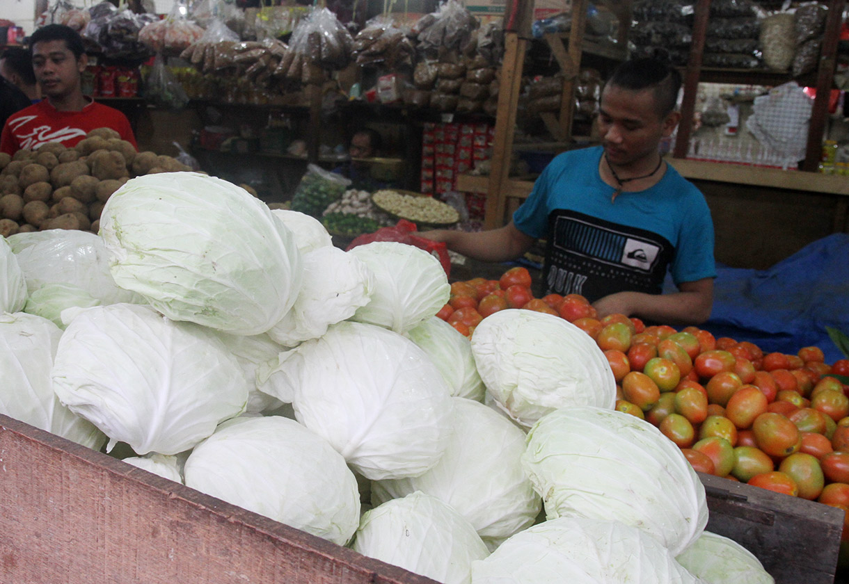 Pedagang memilah bawang merah di Pasar Rumput, Jakarta, Sabtu (4/1/2025). (BeritaNasional.com/Oke Atmaja)