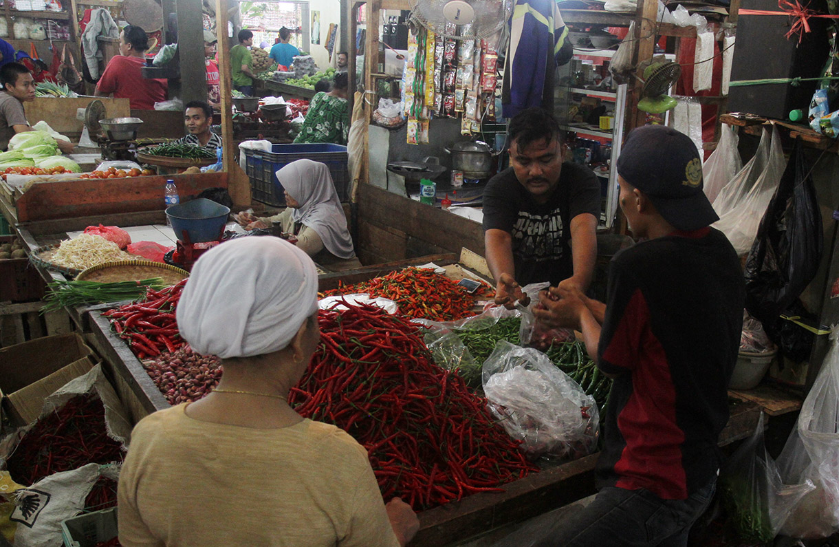 Pedagang memilah bawang merah di Pasar Rumput, Jakarta, Sabtu (4/1/2025). (BeritaNasional.com/Oke Atmaja)