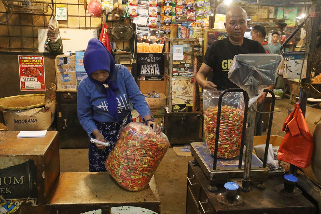 Suasana di Pasar Induk, Kramat Jati, Jakarta, Selasa (12/5/2026).Badan Pusat Statistik (BPS) menyampaikan inflasi bulanan April 2026 mencapai 0,13 persen (month-to-month) dengan komoditas yang memberikan andil diantaranya minyak goreng (0,05 persen), tomat (0,03 persen), dan beras (0,02 persen). (Beritanasional.com/Oke Atmaja)