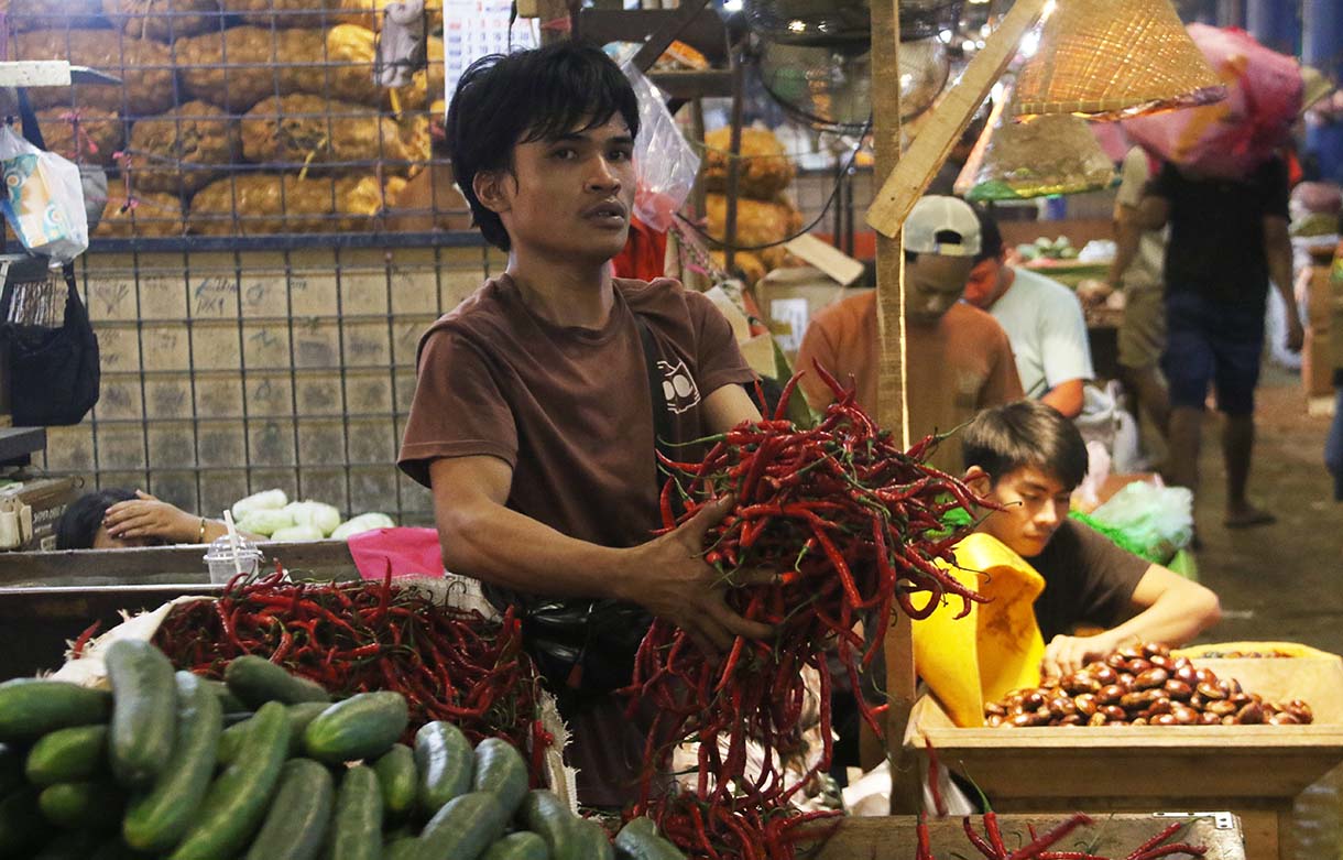 Suasana di Pasar Induk, Kramat Jati, Jakarta, Selasa (12/5/2026).Badan Pusat Statistik (BPS) menyampaikan inflasi bulanan April 2026 mencapai 0,13 persen (month-to-month) dengan komoditas yang memberikan andil diantaranya minyak goreng (0,05 persen), tomat (0,03 persen), dan beras (0,02 persen). (Beritanasional.com/Oke Atmaja)