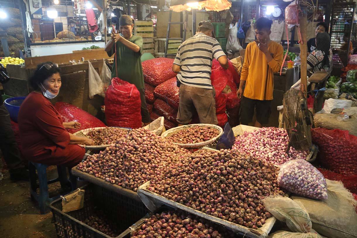 Suasana di Pasar Induk, Kramat Jati, Jakarta, Selasa (12/5/2026).Badan Pusat Statistik (BPS) menyampaikan inflasi bulanan April 2026 mencapai 0,13 persen (month-to-month) dengan komoditas yang memberikan andil diantaranya minyak goreng (0,05 persen), tomat (0,03 persen), dan beras (0,02 persen). (Beritanasional.com/Oke Atmaja)