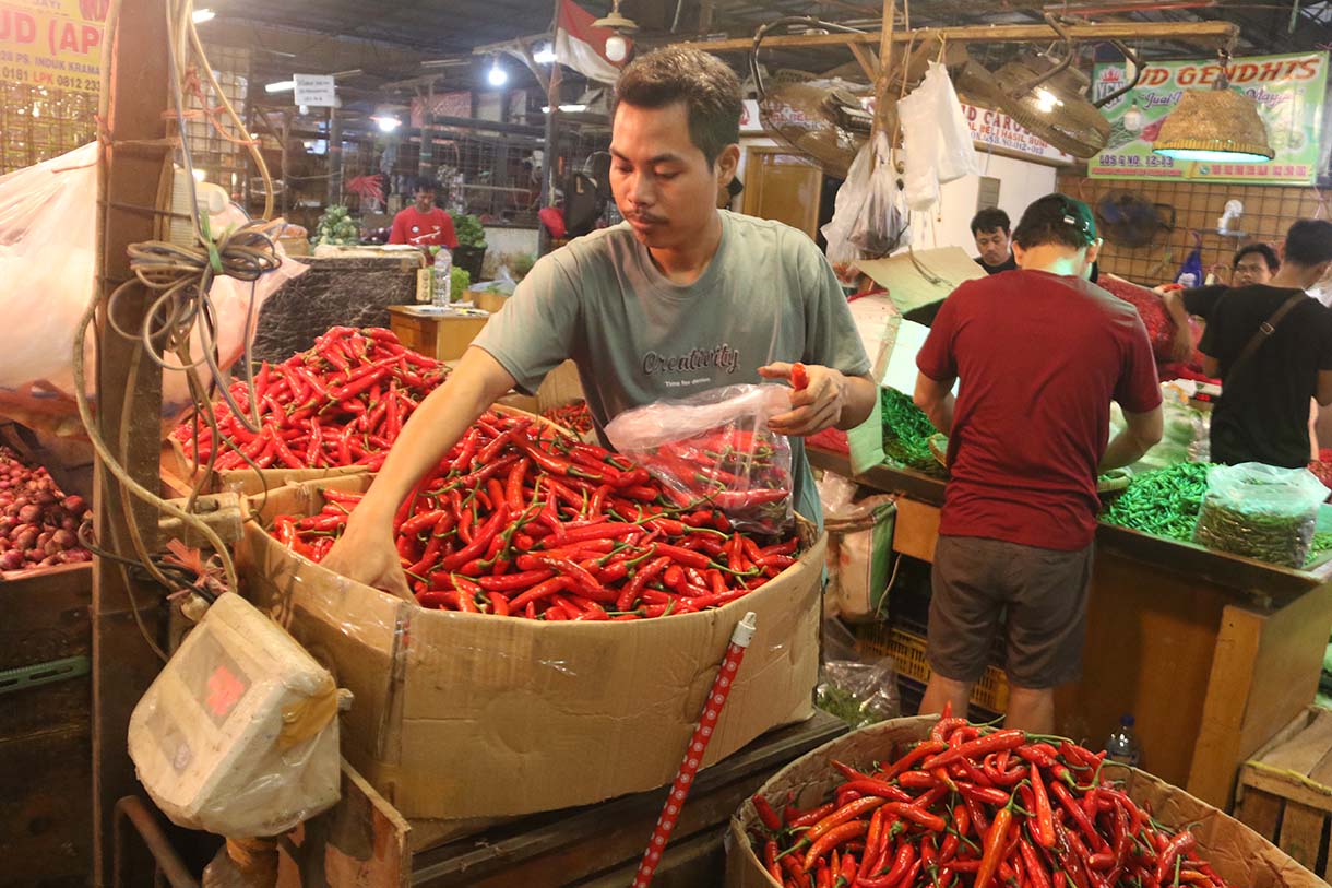 Suasana di Pasar Induk, Kramat Jati, Jakarta, Selasa (12/5/2026).Badan Pusat Statistik (BPS) menyampaikan inflasi bulanan April 2026 mencapai 0,13 persen (month-to-month) dengan komoditas yang memberikan andil diantaranya minyak goreng (0,05 persen), tomat (0,03 persen), dan beras (0,02 persen). (Beritanasional.com/Oke Atmaja)