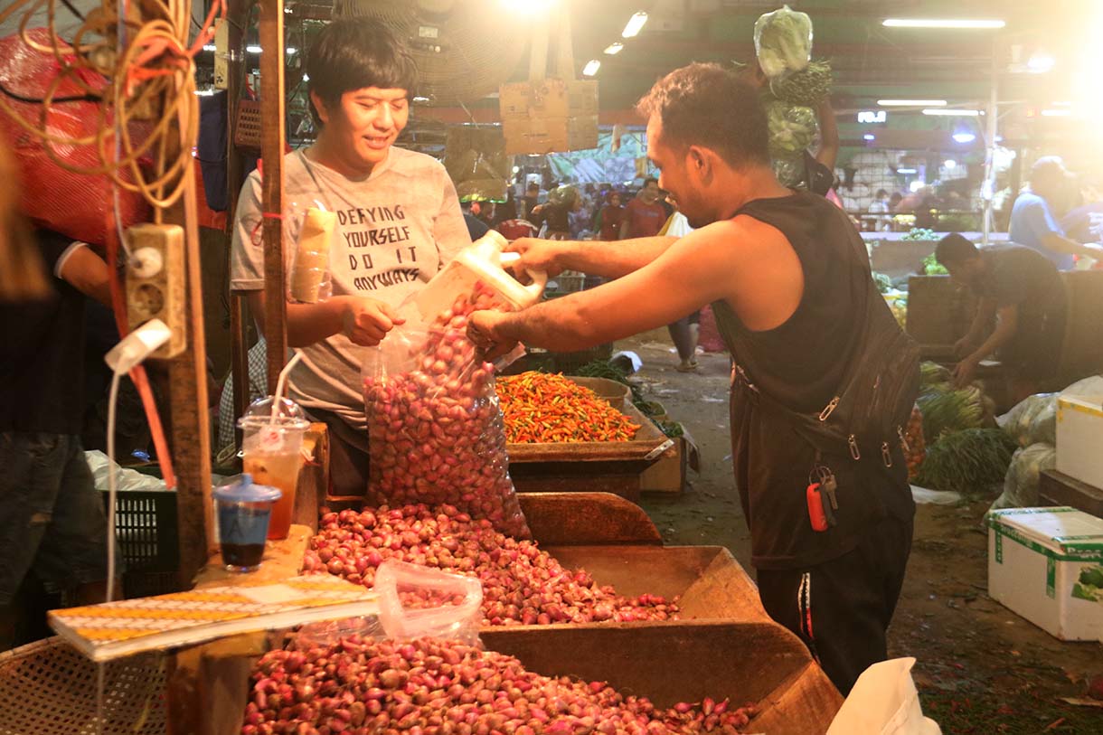 Suasana di Pasar Induk, Kramat Jati, Jakarta, Selasa (12/5/2026).Badan Pusat Statistik (BPS) menyampaikan inflasi bulanan April 2026 mencapai 0,13 persen (month-to-month) dengan komoditas yang memberikan andil diantaranya minyak goreng (0,05 persen), tomat (0,03 persen), dan beras (0,02 persen). (Beritanasional.com/Oke Atmaja)