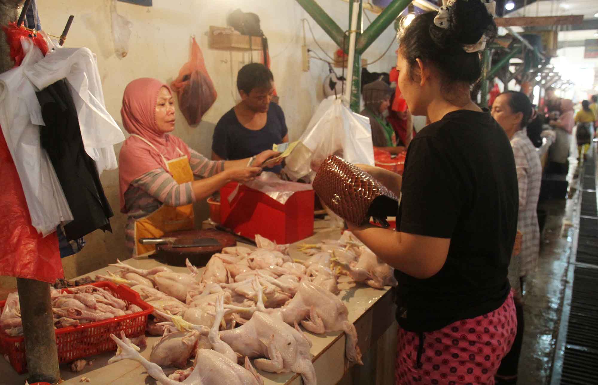 Penjual daging ayam melayani pembeli di Pasar Senen, Jakarta, Selasa (3/3/2026). (Beritanasional.com/Oke Atmaja)
