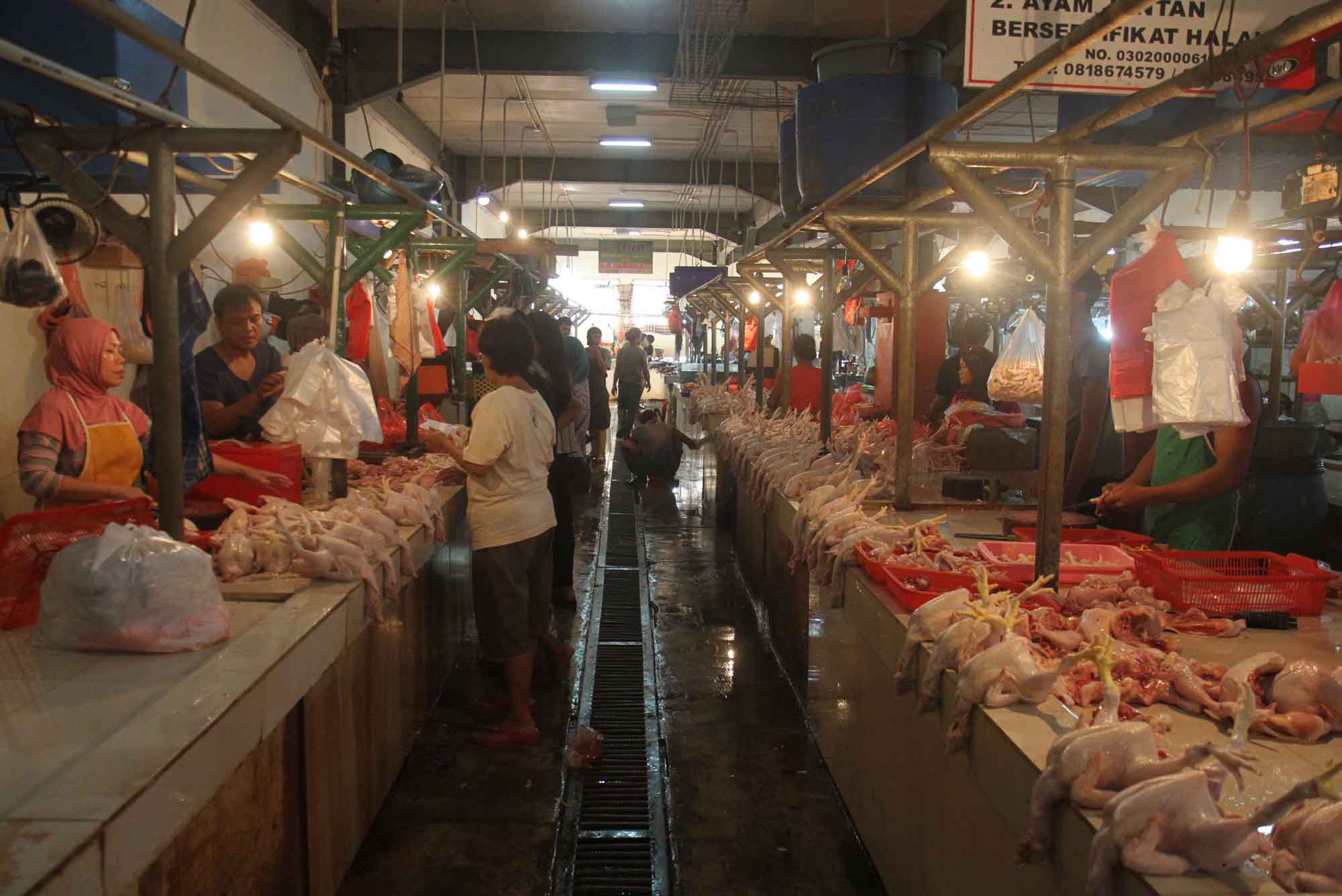 Penjual daging ayam melayani pembeli di Pasar Senen, Jakarta, Selasa (3/3/2026). (Beritanasional.com/Oke Atmaja)