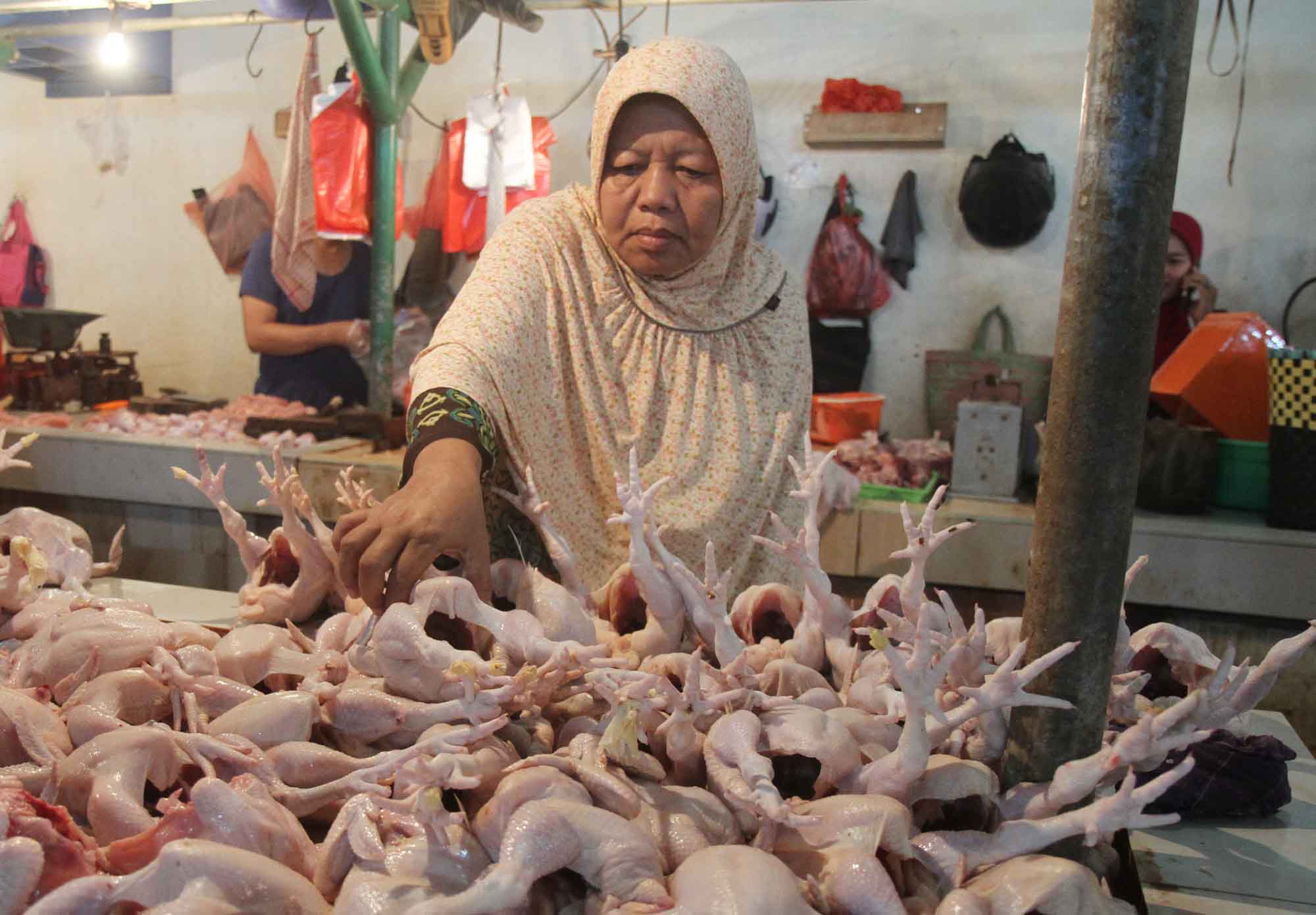 Penjual daging ayam melayani pembeli di Pasar Senen, Jakarta, Selasa (3/3/2026). (Beritanasional.com/Oke Atmaja)
