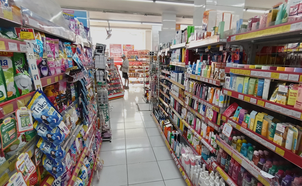 Karyawan menata dagangan di Mini Market, Jakarta, Sabtu (6/6/2026). (Beritanasional.com/Oke Atmaja)