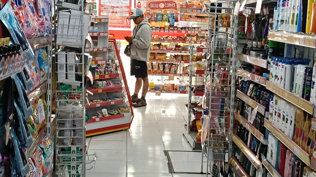 Karyawan menata dagangan di Mini Market, Jakarta, Sabtu (6/6/2026). (Beritanasional.com/Oke Atmaja)