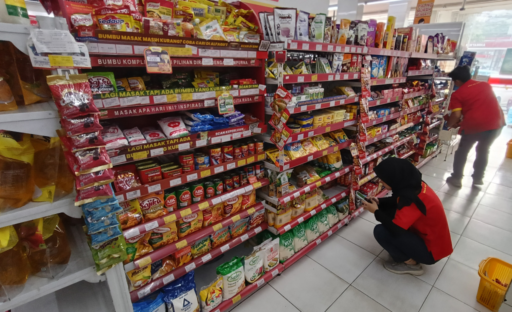 Karyawan menata dagangan di Mini Market, Jakarta, Sabtu (6/6/2026). (Beritanasional.com/Oke Atmaja)