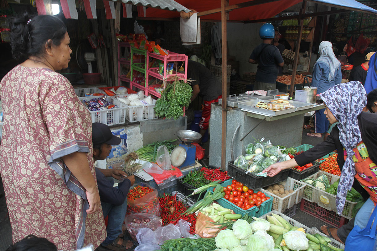Pedagang melayani warga yang membeli kebutuhan pokok di Pasar Rumput, Jakarta, Rabu (17/6/2026).  (Beritanasional.com/Oke Atmaja)