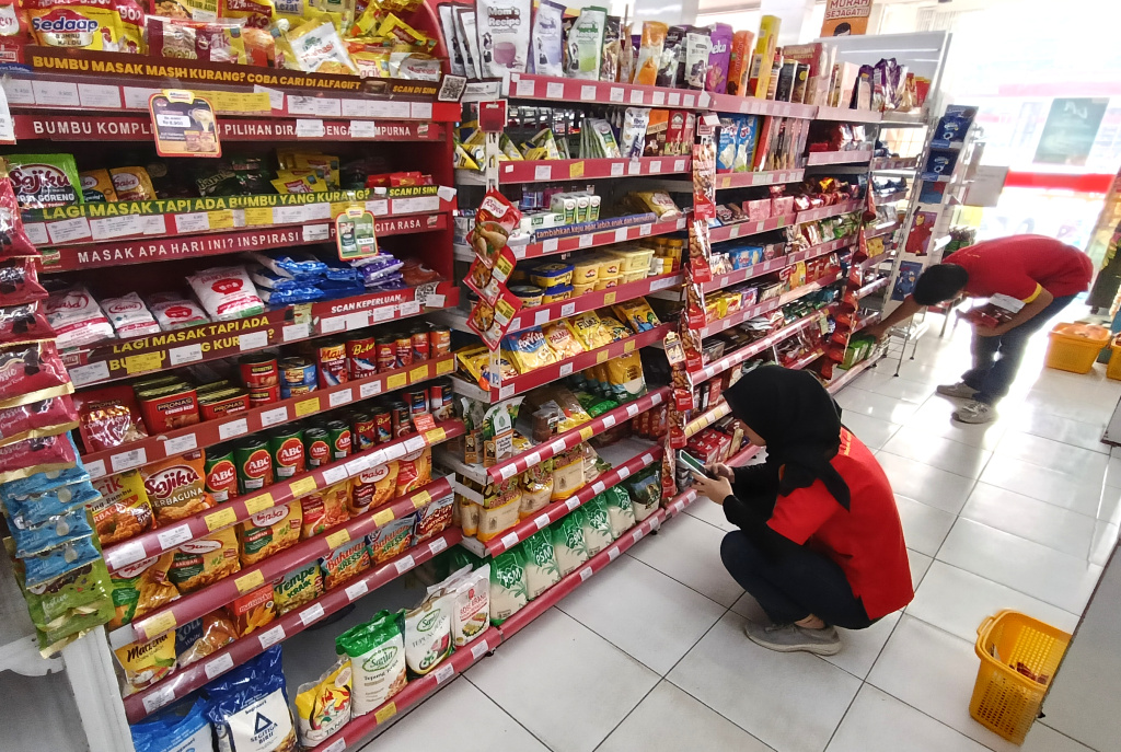 Karyawan menata dagangan di Mini Market, Jakarta, Sabtu (6/6/2026). (Beritanasional.com/Oke Atmaja)