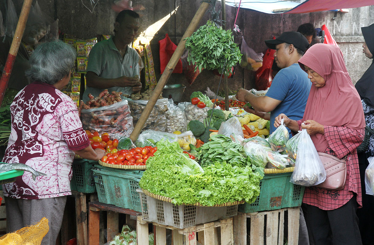 Pedagang melayani warga yang membeli kebutuhan pokok di Pasar Rumput, Jakarta, Rabu (17/6/2026).  (Beritanasional.com/Oke Atmaja)