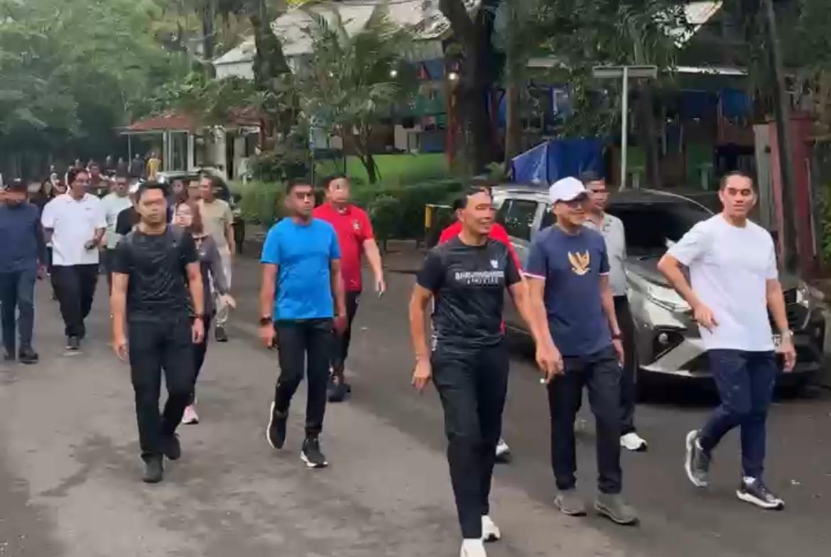Ingatkan Kompak Lindungi Pekerja Migran, Menteri Karding Gelar Jalan Pagi Bersama Seluruh Kepala BP3MI Menteri Abdul Kadir Karding mengawali Minggu paginya dengan melakukan olahraga jalan sehat. (BeritaNasional/Elvis Sendouw)
