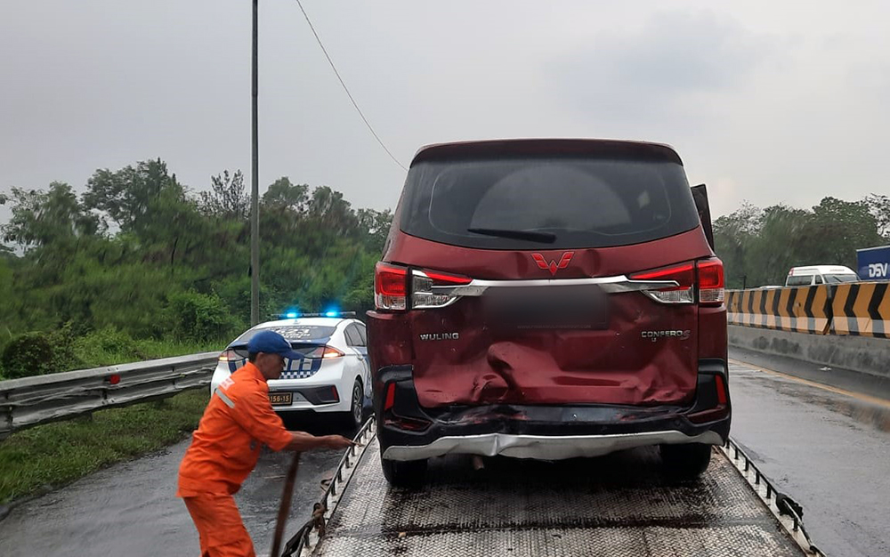 Evakuasi 21 kendaraan yang ringsek akibat tabrakan beruntun di tol Cipularang km 92 arah Bandung - Jakarta. (BeritaNasional/HO dok Polisi/Elvis Sendouw)