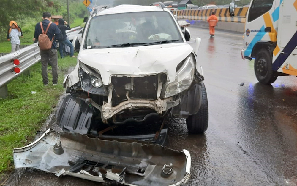 Evakuasi 21 kendaraan yang ringsek akibat tabrakan beruntun di tol Cipularang km 92 arah Bandung - Jakarta. (BeritaNasional/HO dok Polisi/Elvis Sendouw)