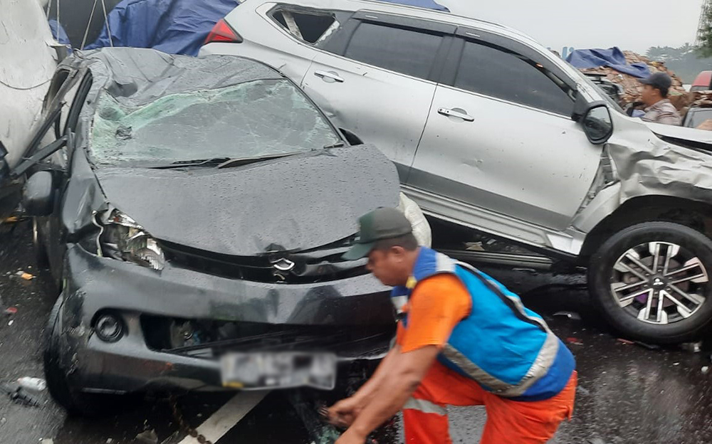 Evakuasi 21 kendaraan yang ringsek akibat tabrakan beruntun di tol Cipularang km 92 arah Bandung - Jakarta. (BeritaNasional/HO dok Polisi/Elvis Sendouw)