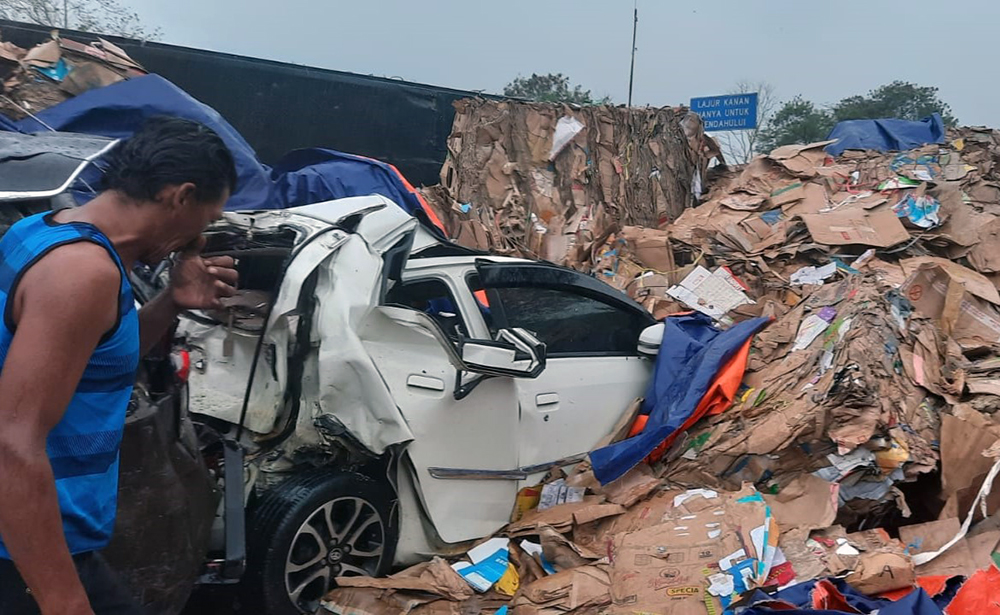 Evakuasi 21 kendaraan yang ringsek akibat tabrakan beruntun di tol Cipularang km 92 arah Bandung - Jakarta. (BeritaNasional/HO dok Polisi/Elvis Sendouw)