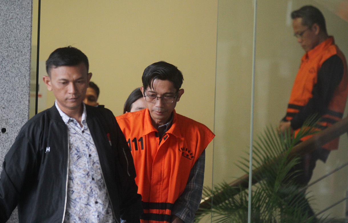 Empat tersangka kasus dugaan korupsi pemerasan dan penerimaan gratifikasi pengurusan Rencana Penggunaan Tenaga Kerja Asing (RPTKA) di Kementerian Ketenagakerjaan mengenakan rompi tahanan usai menjalani pemeriksaan di Gedung Merah Putih KPK, Jakarta, Kamis (24/7/2025).(Beritanasional.com/Oke Atmaja)