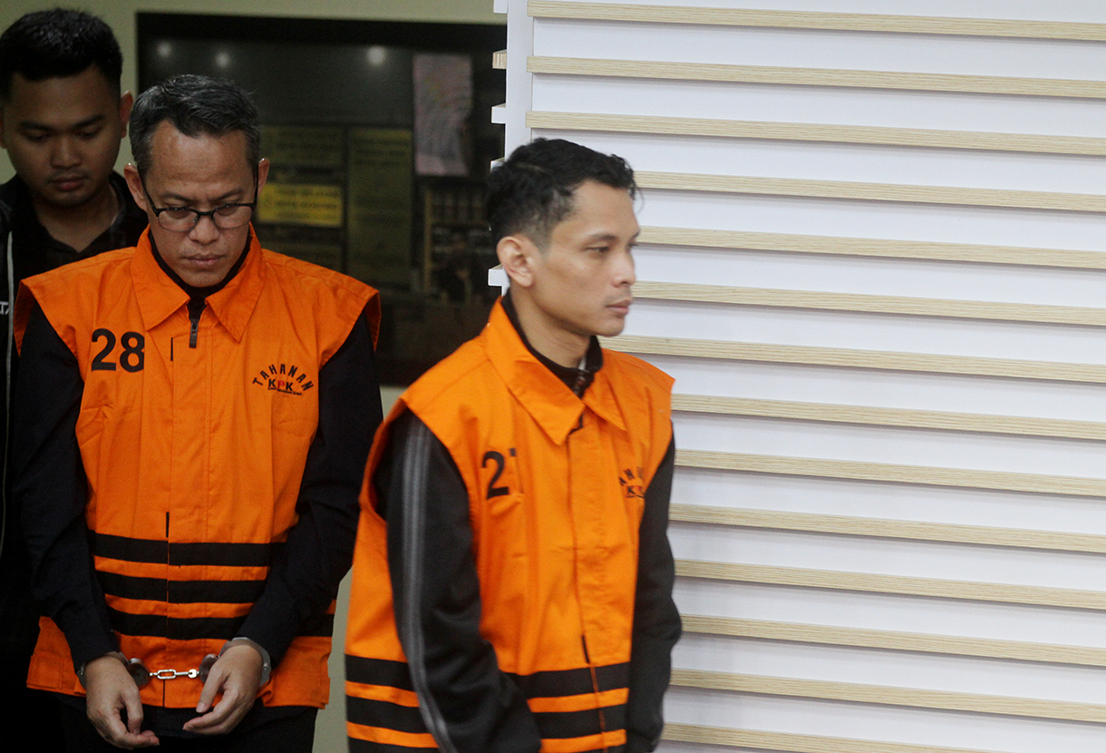 Empat tersangka kasus dugaan korupsi pemerasan dan penerimaan gratifikasi pengurusan Rencana Penggunaan Tenaga Kerja Asing (RPTKA) di Kementerian Ketenagakerjaan mengenakan rompi tahanan usai menjalani pemeriksaan di Gedung Merah Putih KPK, Jakarta, Kamis (24/7/2025).(Beritanasional.com/Oke Atmaja)
