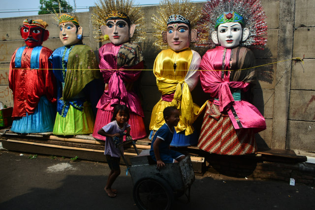 Boneka Ondel-ondel di kampung Keramat Pulo, Senen, Jakarta. (BeritaNasional/Elvis Sendouw)