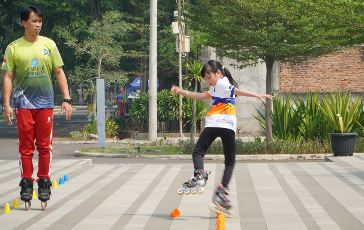 Atlet termuda DKI Jakarta untuk cabang olahraga sepatu roda disiplin freestyle yang berusia 9 tahun Bianca Adelyn Salim berlatih jelang Pekan Olahraga Nasional (PON) XXI/2024 Aceh-Sumut di Jakarta International Equestrian Park, Jakarta, Kamis (22/8/2024).  (BeritaNasional.com/ Oke Atmaja)