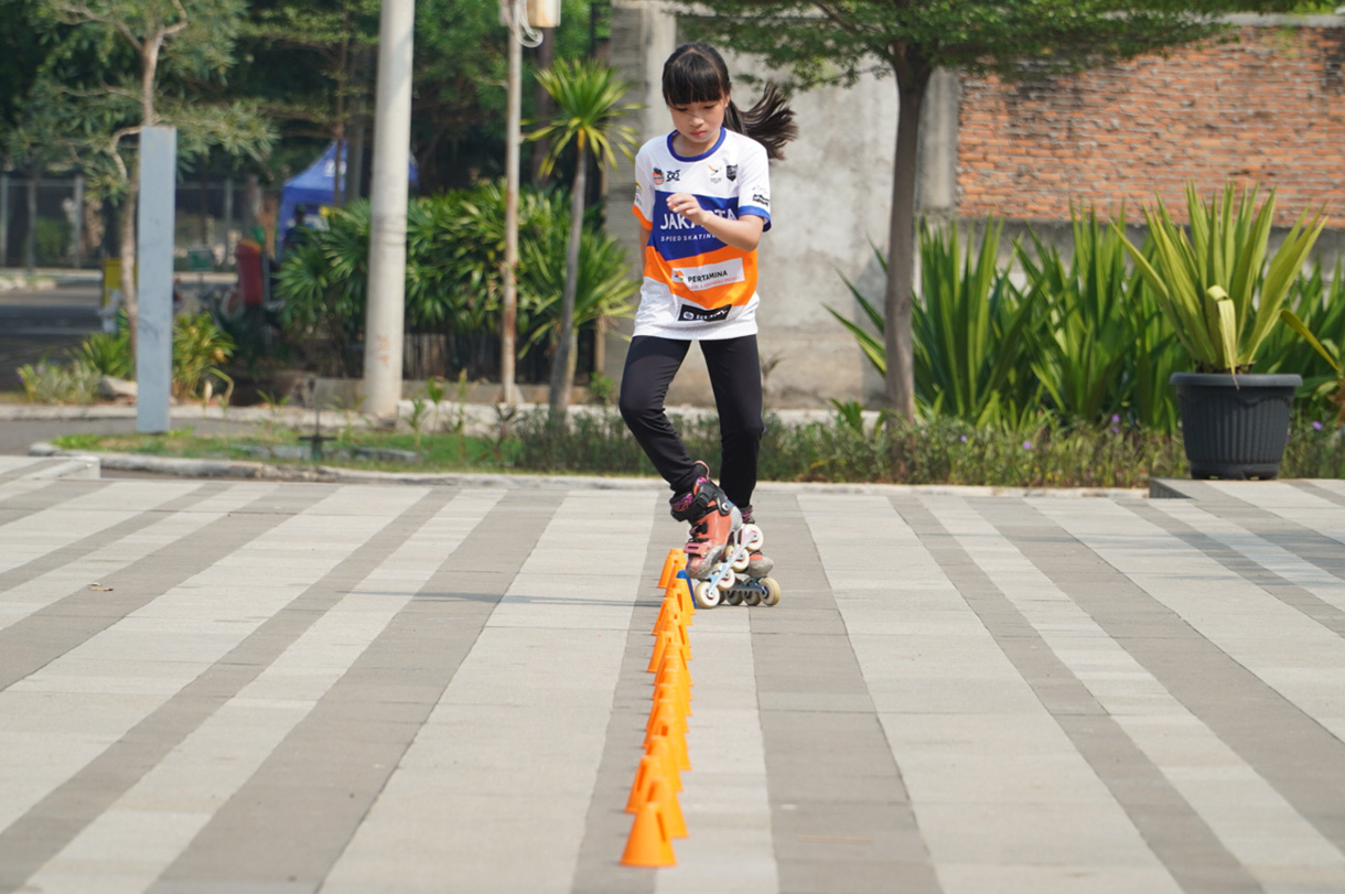 Atlet termuda DKI Jakarta untuk cabang olahraga sepatu roda disiplin freestyle yang berusia 9 tahun Bianca Adelyn Salim berlatih jelang Pekan Olahraga Nasional (PON) XXI/2024 Aceh-Sumut di Jakarta International Equestrian Park, Jakarta, Kamis (22/8/2024).  (BeritaNasional.com/ Oke Atmaja)