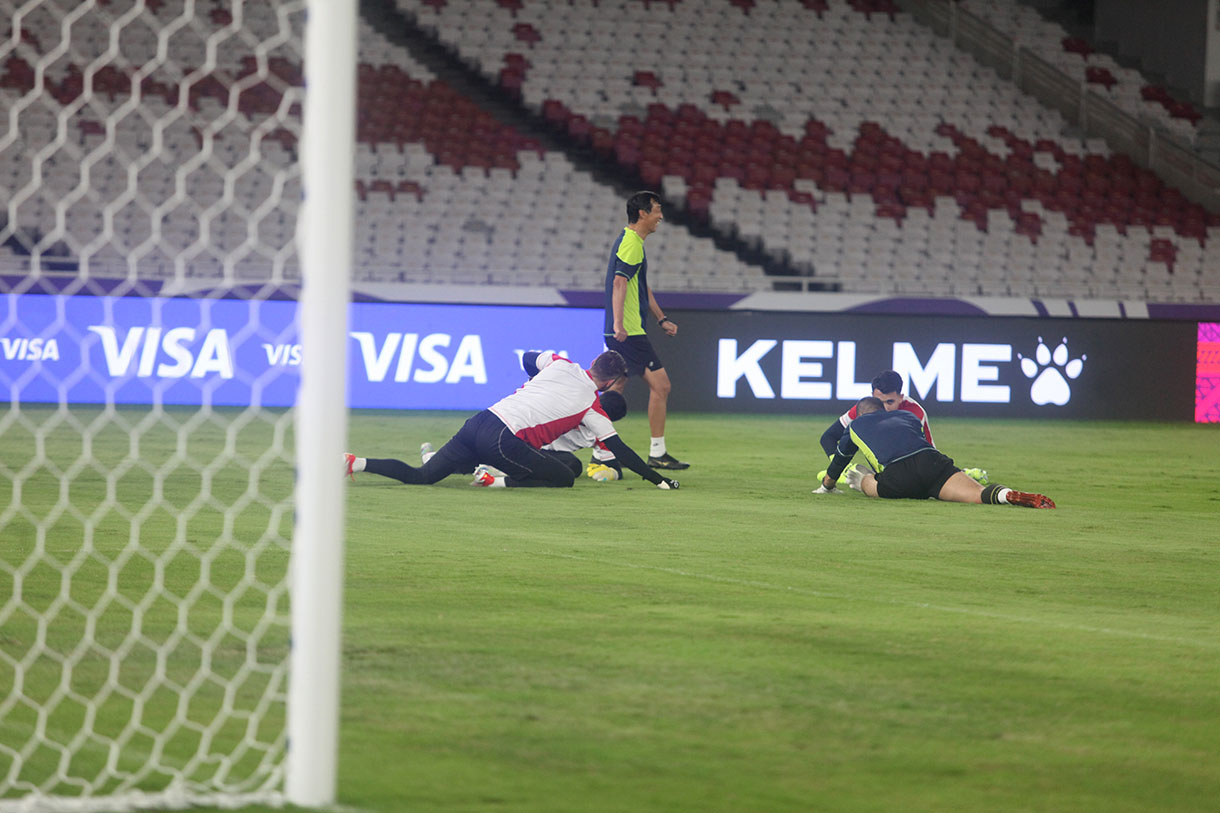 Pesepak bola Timnas Indonesia menjalani sesi latihan resmi di Stadion Utama Gelora Bung Karno, Senayan, Jakarta, Senin (18/11/2024).(BeritaNasional.com/Oke Atmaja)