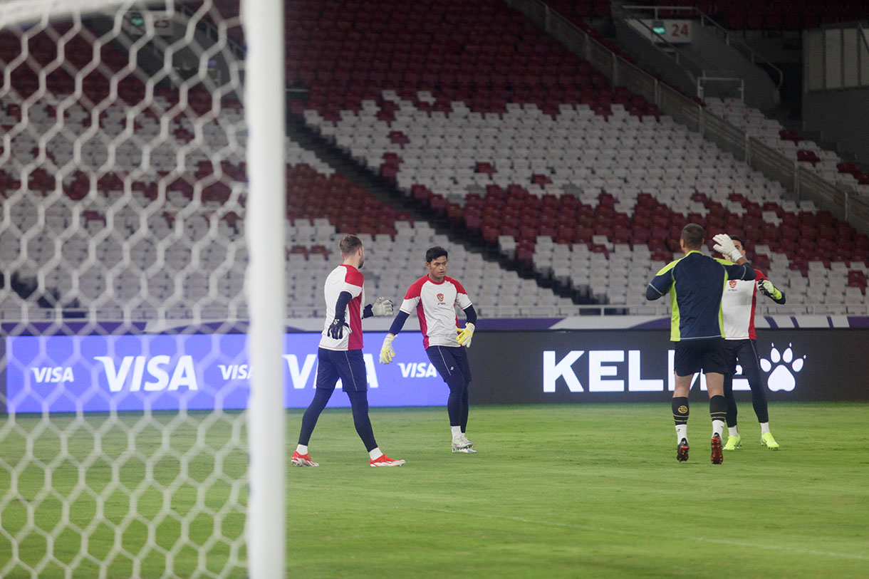 Pesepak bola Timnas Indonesia menjalani sesi latihan resmi di Stadion Utama Gelora Bung Karno, Senayan, Jakarta, Senin (18/11/2024).(BeritaNasional.com/Oke Atmaja)