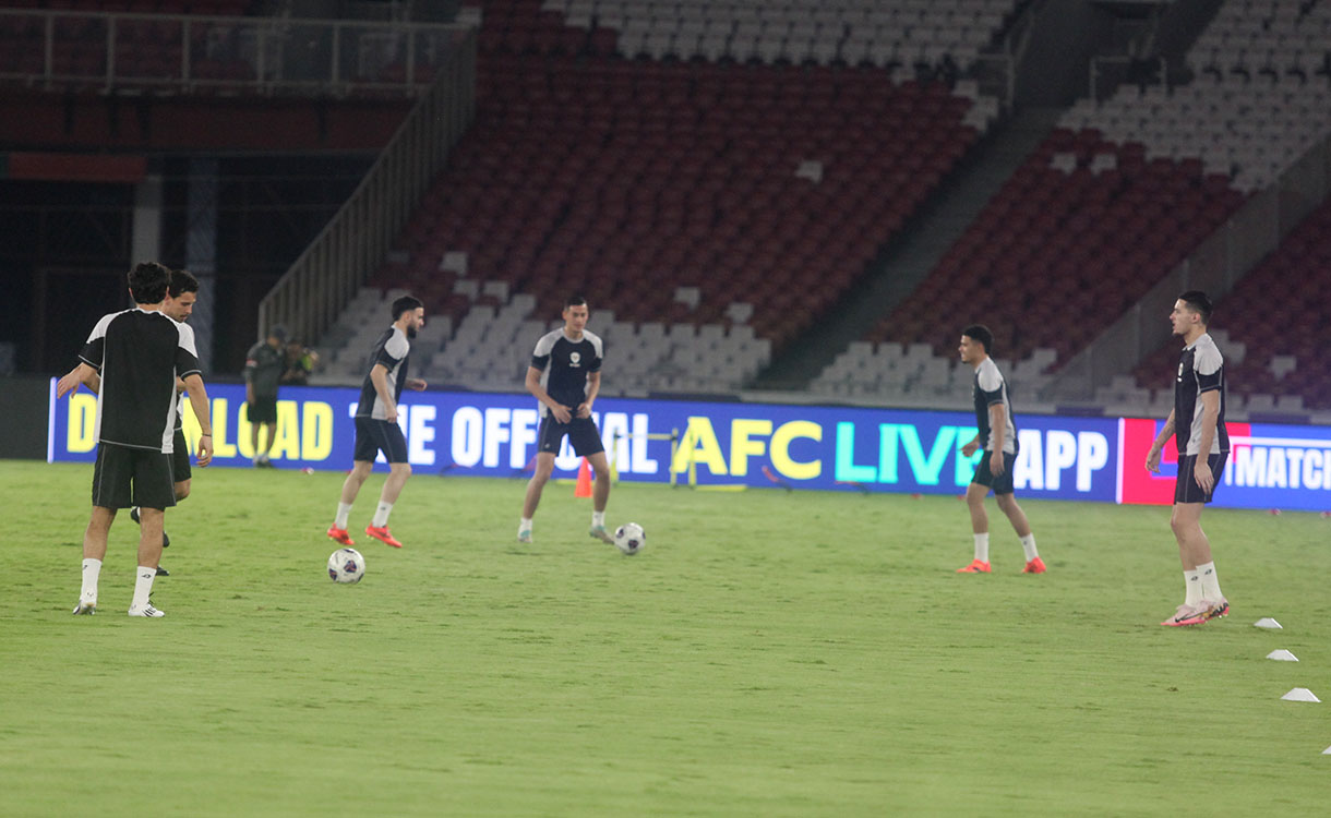 Pesepak bola Timnas Indonesia menjalani sesi latihan resmi di Stadion Utama Gelora Bung Karno, Senayan, Jakarta, Senin (18/11/2024).(BeritaNasional.com/Oke Atmaja)