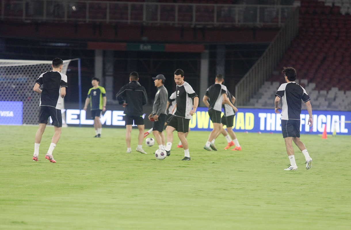 Pesepak bola Timnas Indonesia menjalani sesi latihan resmi di Stadion Utama Gelora Bung Karno, Senayan, Jakarta, Senin (18/11/2024).(BeritaNasional.com/Oke Atmaja)