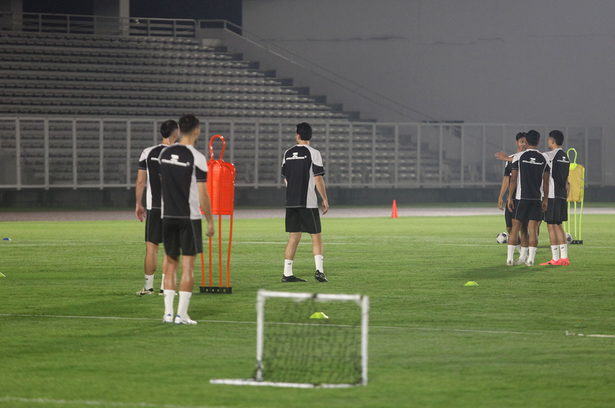 Timnas Indonesia menjalani sesi latihan di kompleks Stadion Madya Gelora Bung Karno, Senayan, Jakarta, Selasa (12/11/2024).  (BeritaNasional.com/Oke Atmaja)