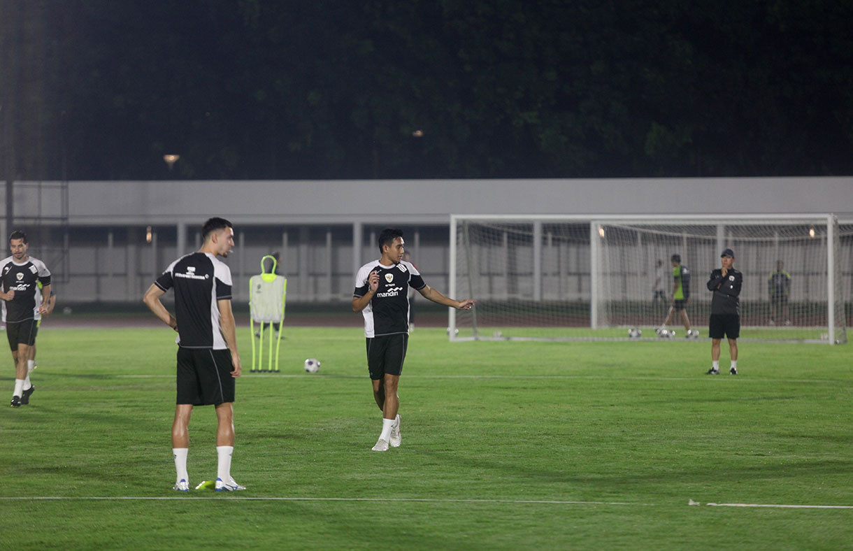 Timnas Indonesia menjalani sesi latihan di kompleks Stadion Madya Gelora Bung Karno, Senayan, Jakarta, Selasa (12/11/2024).  (BeritaNasional.com/Oke Atmaja)