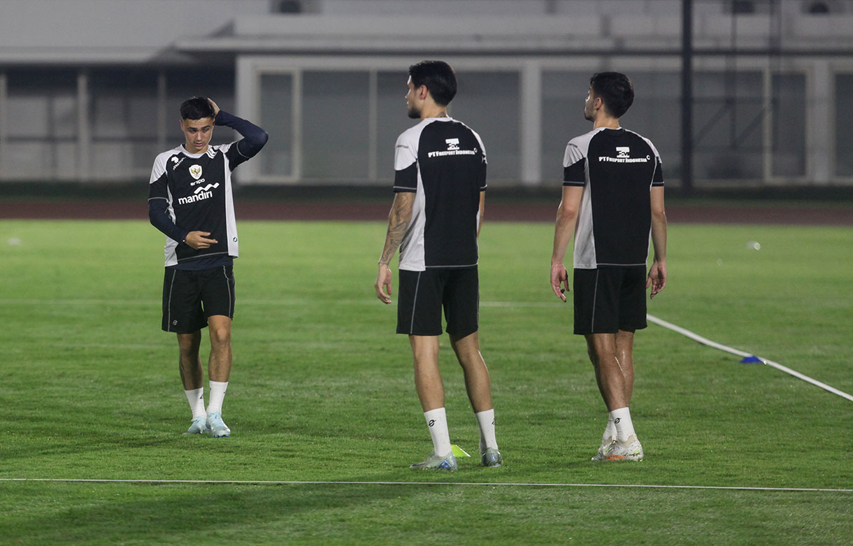 Timnas Indonesia menjalani sesi latihan di kompleks Stadion Madya Gelora Bung Karno, Senayan, Jakarta, Selasa (12/11/2024).  (BeritaNasional.com/Oke Atmaja)