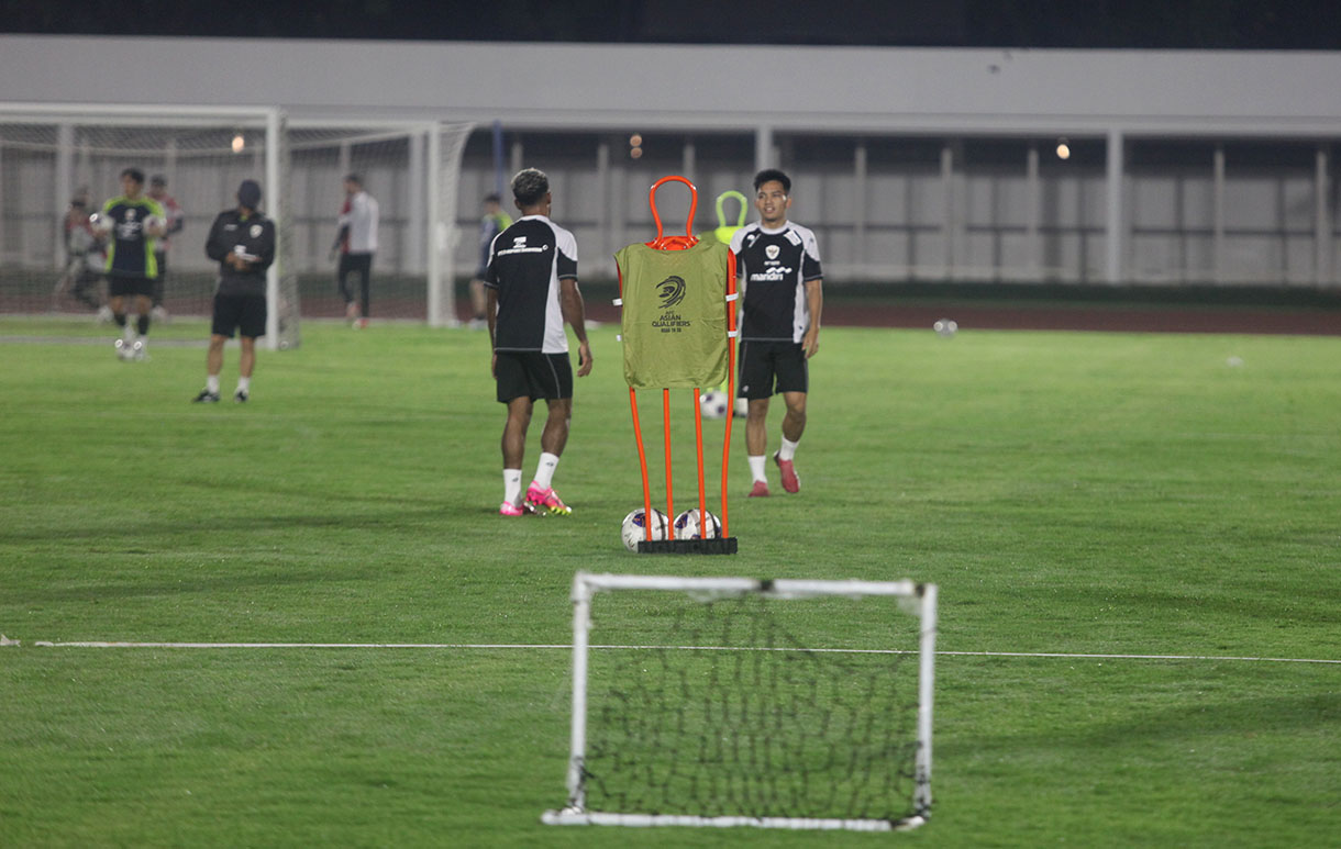 Timnas Indonesia menjalani sesi latihan di kompleks Stadion Madya Gelora Bung Karno, Senayan, Jakarta, Selasa (12/11/2024).  (BeritaNasional.com/Oke Atmaja)