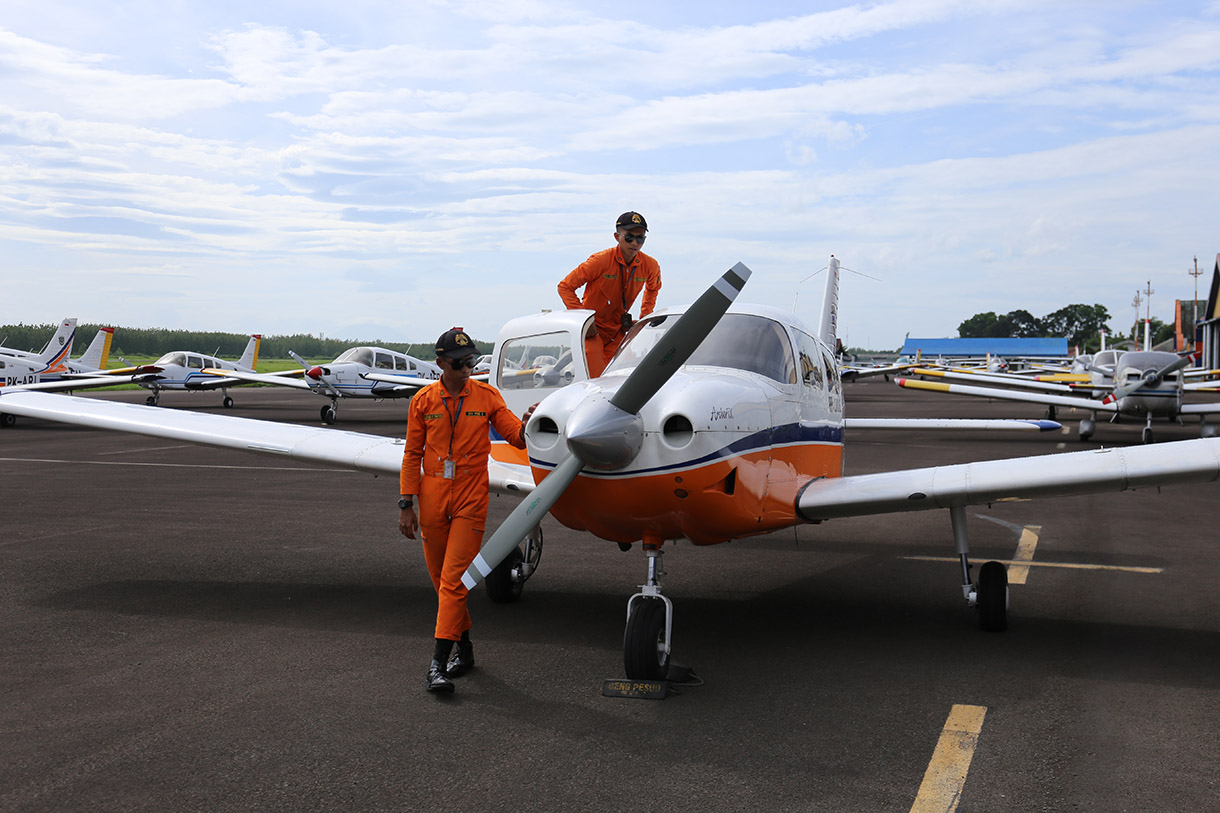 Mahasiswa Penerbang Politeknik Penerbangan Indonesia Curug sedang melakukan Pre Flight Inspection di Politeknik Penerbangan Indonesia (PPI) Curug di Bandar Udara Budiarto, Tangerang, Banten, Sabtu (14/12/2024)  (BeritaNasional.com/Oke Atmaja)