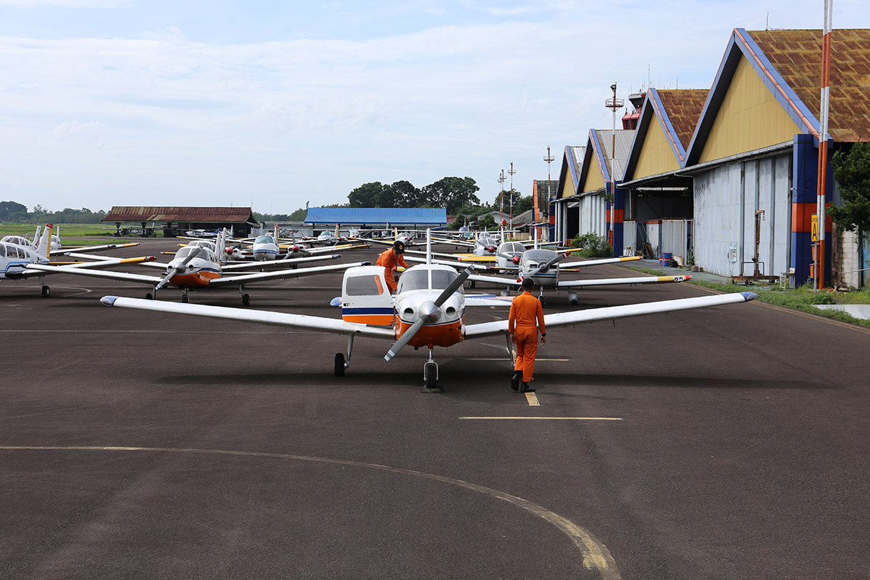 Mahasiswa Penerbang Politeknik Penerbangan Indonesia Curug sedang melakukan Pre Flight Inspection di Politeknik Penerbangan Indonesia (PPI) Curug di Bandar Udara Budiarto, Tangerang, Banten, Sabtu (14/12/2024)  (BeritaNasional.com/Oke Atmaja)