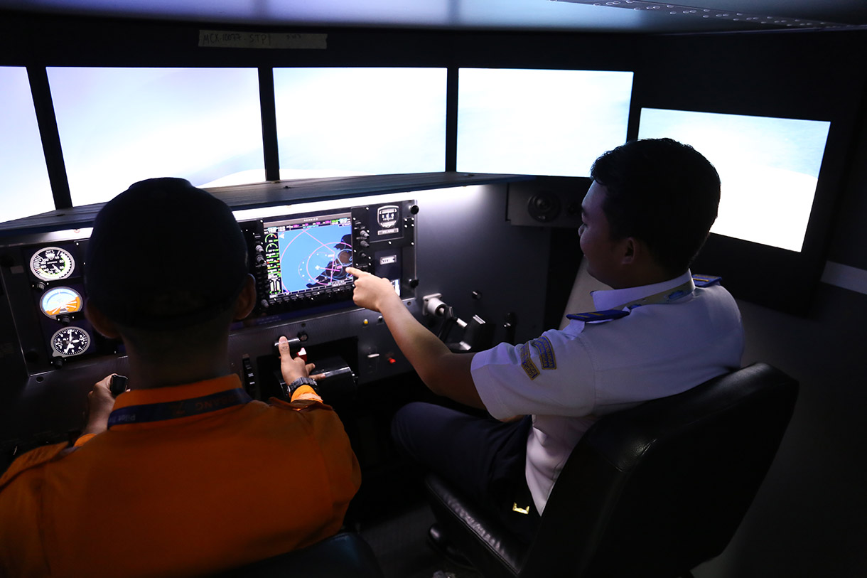 Mahasiswa Penerbang Politeknik Penerbangan Indonesia Curug sedang melakukan Pre Flight Inspection di Politeknik Penerbangan Indonesia (PPI) Curug di Bandar Udara Budiarto, Tangerang, Banten, Sabtu (14/12/2024)  (BeritaNasional.com/Oke Atmaja)