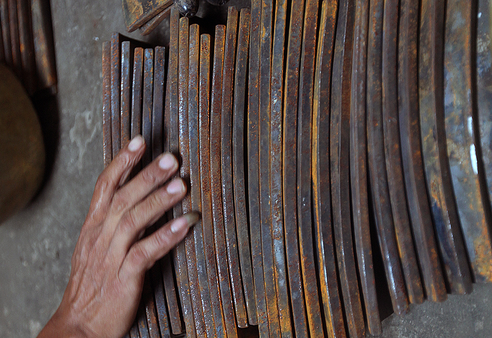 Pembuatan alat musik tradisional Jawa di Sentra Kerajinan Gamelan Rumahan Daliyo Legiyono di Banguntapan, Bantul, Daerah Istimewa Yogyakarta. (BeritaNasional/Elvis Sendouw)