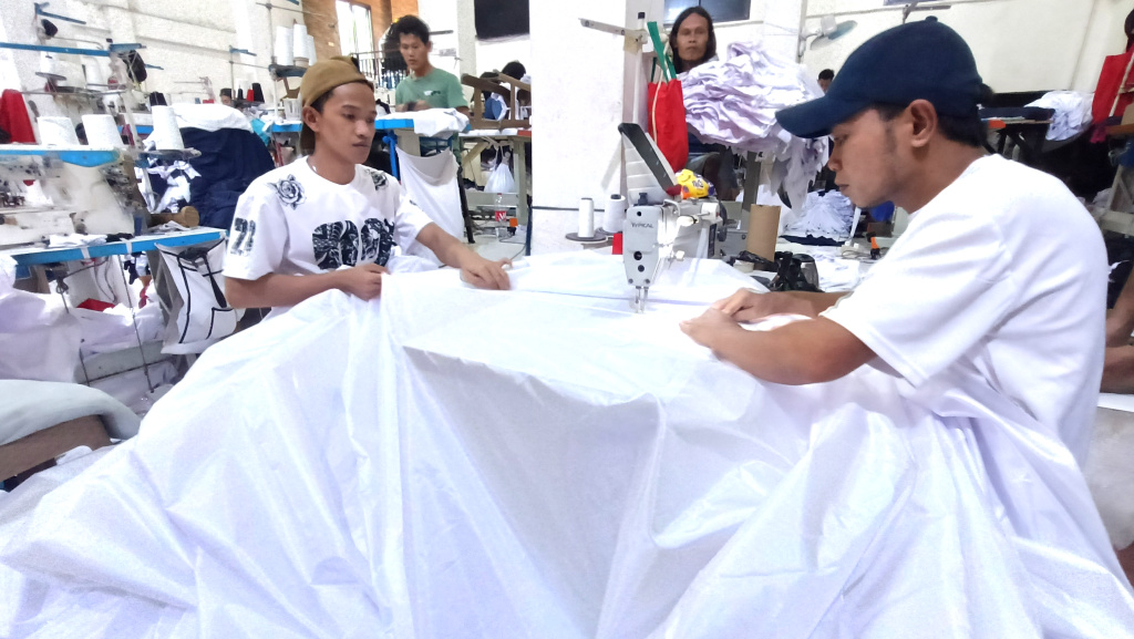 Intip Pembuatan Bendera Merah Putih Sepanjang 2 Kilometer Aktivitas penjahit menyelesaikan pembuatan bendera merah putih sepanjang 2 kilometer di Industri Konveksi Rumahan Sinergi Adv Nusantara, Jagakarsa, Jakarta Selatan, Selasa (5/8/2025). (Beritanasional.com/Oke Atmaja)