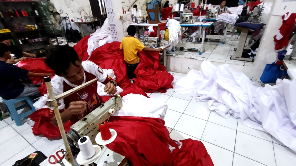 Intip Pembuatan Bendera Merah Putih Sepanjang 2 Kilometer Aktivitas penjahit menyelesaikan pembuatan bendera merah putih sepanjang 2 kilometer di Industri Konveksi Rumahan Sinergi Adv Nusantara, Jagakarsa, Jakarta Selatan, Selasa (5/8/2025). (Beritanasional.com/Oke Atmaja)